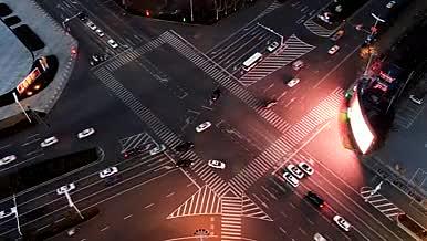 4K实拍城市街角延时车流视频的预览图